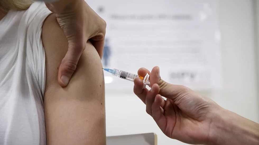 Vaccin. Sverige bör ta efter Finland.