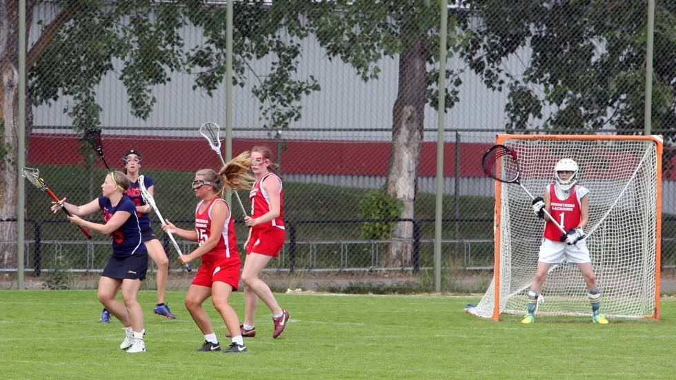 Målvakten i lacrosse har en lite större klubba än utespelarna.