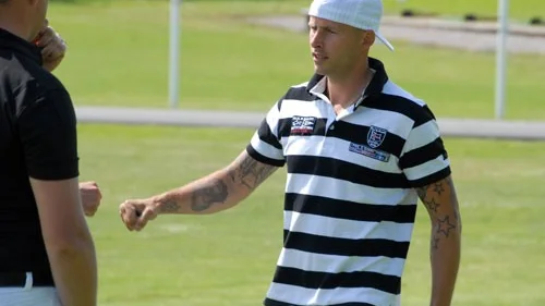 Christian Widéen får en high five av sina medspelare efter en kanonrunda på 67,5 slag i par med Christian Johansson i tisdagens kvalspel av Swepress-golfen.