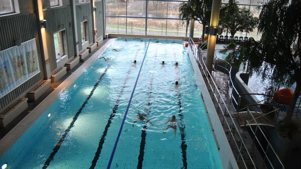 Lundbybadet. Det går bra att bada i burkini också framöver, men badet hyr inte ut några.