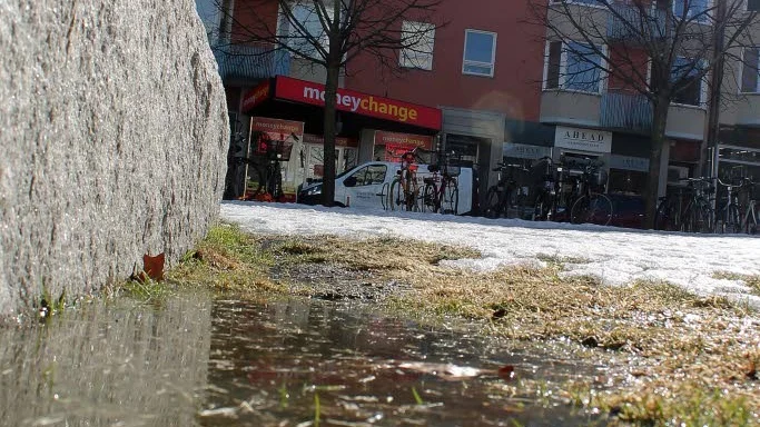 Visst är våren i antågande. Snö som håller på att smälta bort. Små vattenpölar. Äntligen, tycker säkert de flesta.