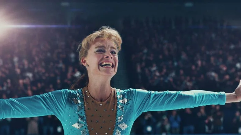 På is. Några år före skandalen som blev slutet för hennes karriär, blev Tonya Harding historisk som den första amerikanska kvinnan att genomföra en trippel axel i ett konståkningsmästerskap. I filmen ”I, Tonya” spelas hon av Margot Robbie.