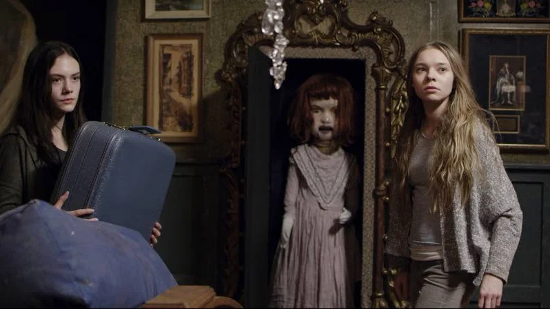 Två systrar packar upp i sitt nya hem i ”Ghostland”. I rollerna syns Emilia Jones och Taylor Hickson.