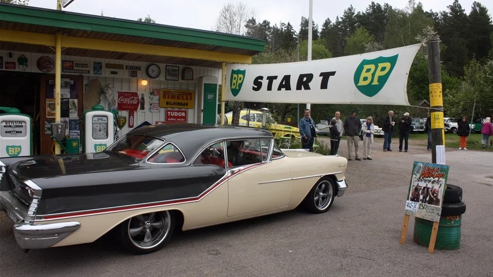 Första bilen i rallyt är på väg att släppas ut. Foto: Julian Svallin