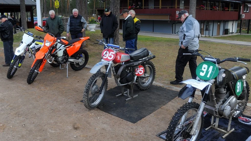 Gamla och nyare motocrosscyklar fanns på plats.