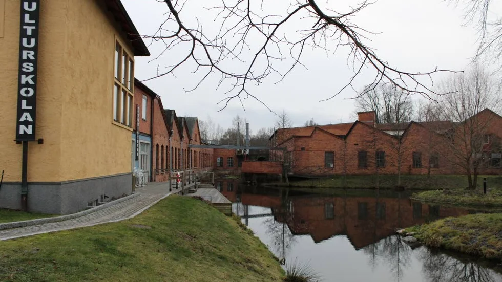 Här över bruksdammen ska kommunen, med stöd av pengar från Boverket bygga en bro från B-fabriken (till vänster) och Mumslokalen/ Åssagården (till höger).