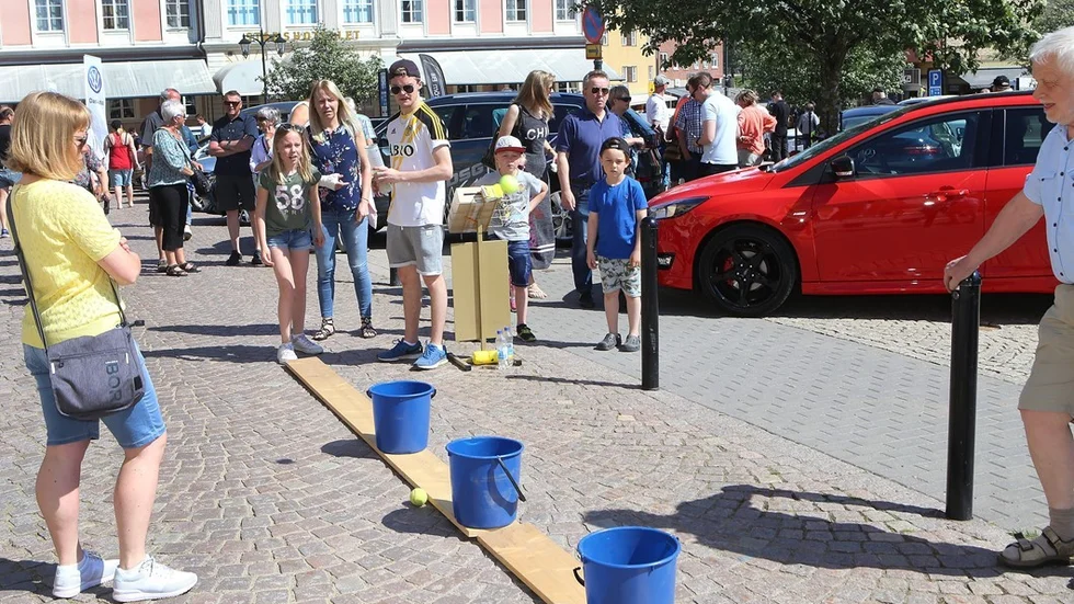 Kasta boll i en hink en av de fem grenar i femkampen.