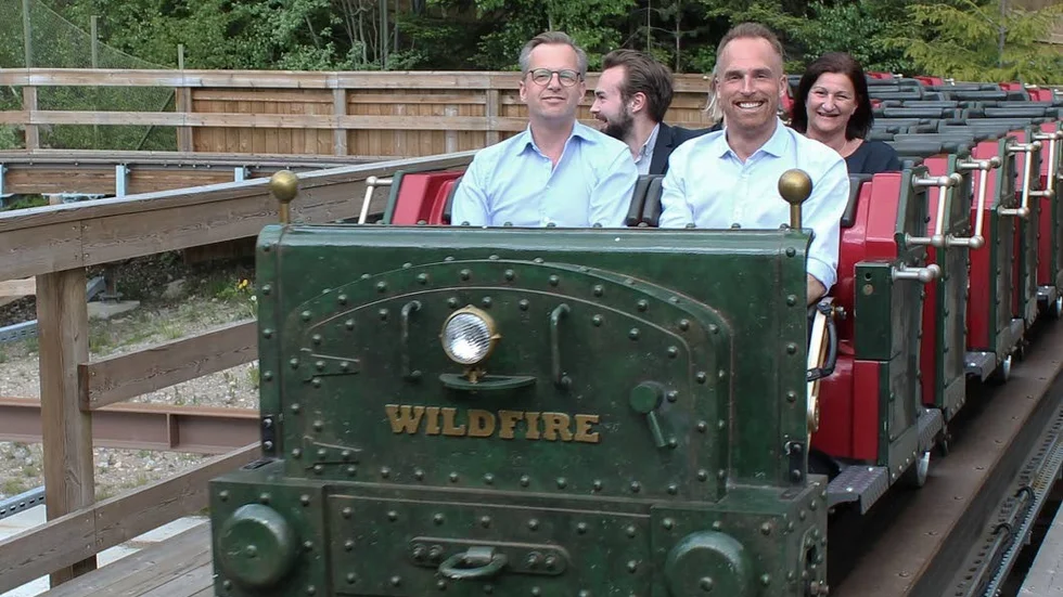 Drygt en minut tar åkturen med Wild fire. Näringsminister Mikael Damberg, Christer Fogelmarck och Camilla Egberth har just gjort den resan.