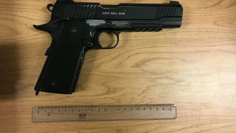 Kolsyrepistol. I 24-åringens bostad hittades denna kolsyrepistol som tros ha använts vid rånet mot paret.