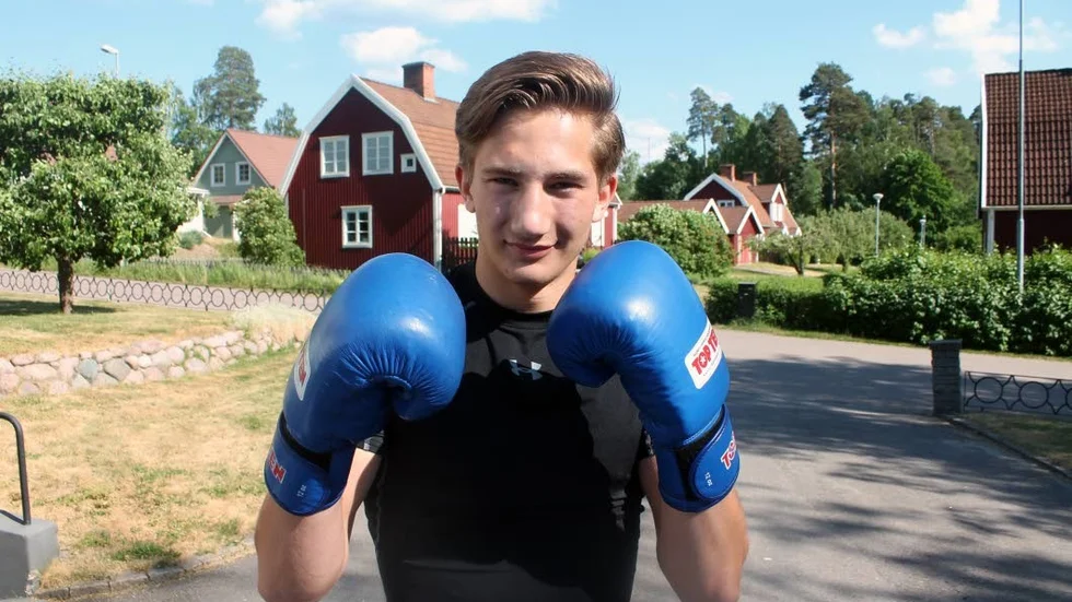 Helt plötsligt tappade Hugo Pettersson motivationen för att tävla och vinna. Men han älskar att träna och har inte lämnat boxningen. "Jag hjälper klubben", berättar Boxholmskillen.