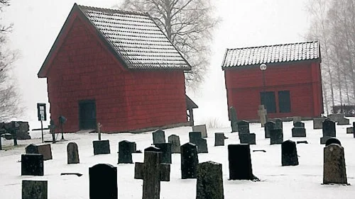 Den gamla kyrkboden till vänster på bilden. Här ser man att den är mycket högre än en vanlig bod.