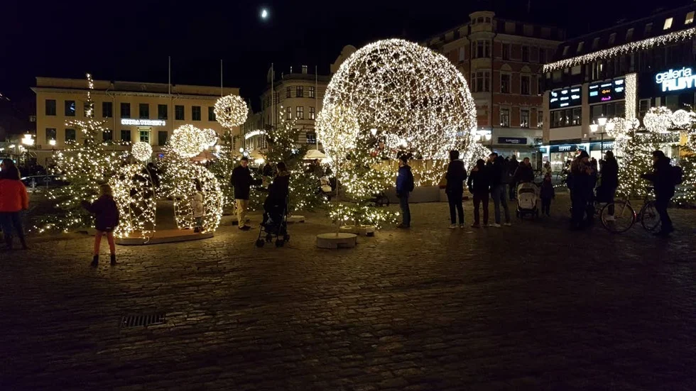Vinterstad i ljus. Så här pampigt såg det ut på torget i vintras.