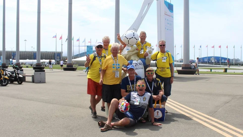 Rimforsas egna VM-lag firar midsommar i Ryssland med sång och skratt i den olympiska parken i Adler - tre mil söder om Sotji - dagen före rysaren mot Tyskland.