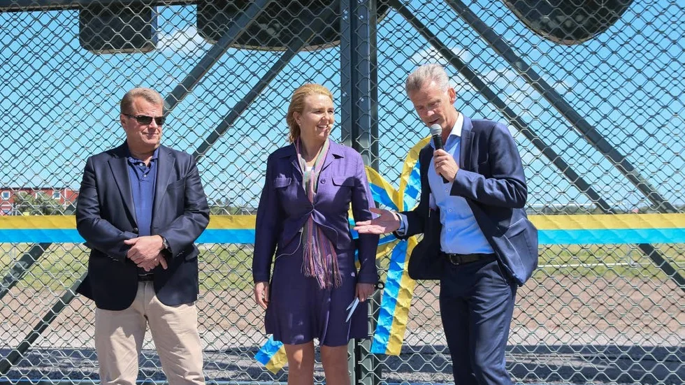 Bandklippning och tal. Från vänster, Tekniska verkens tidigare vd, Anders Jonsson, nya vd:n Charlotta Sund och affärsområdeschef Michael Fahlström.