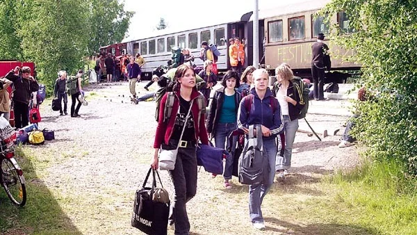 Tusen och åter tusen festivalbesökare väller in. Tungt lastade och med stora förhoppningar och förväntningar.