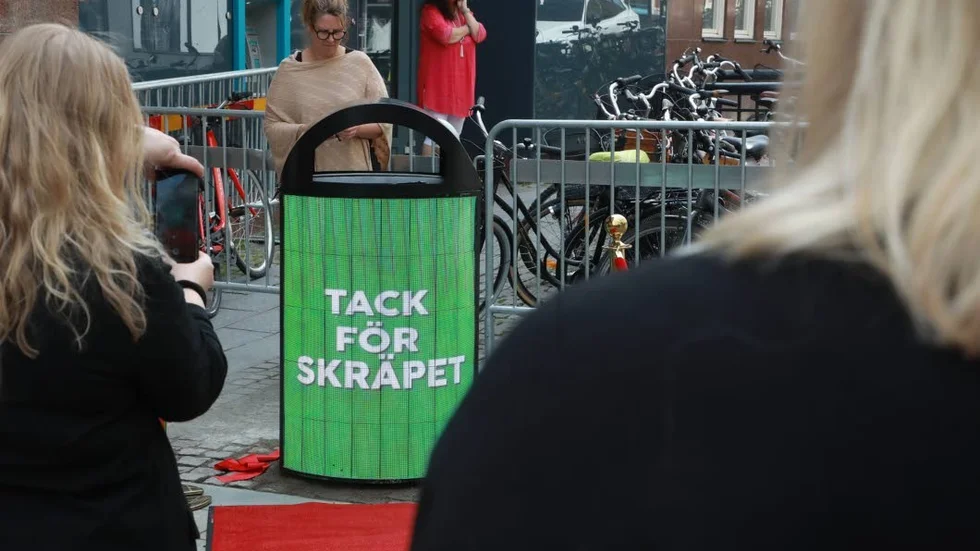 När du slängt skräp i papperskorgen blir du genast tackad.