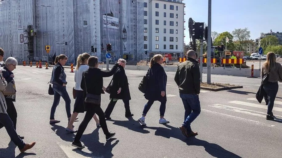 Det är i korsningen Nya och Gamla Tanneforsvägen som undermineringen har upptäckts. Men korsningen går att passera såväl till fots som med bil.