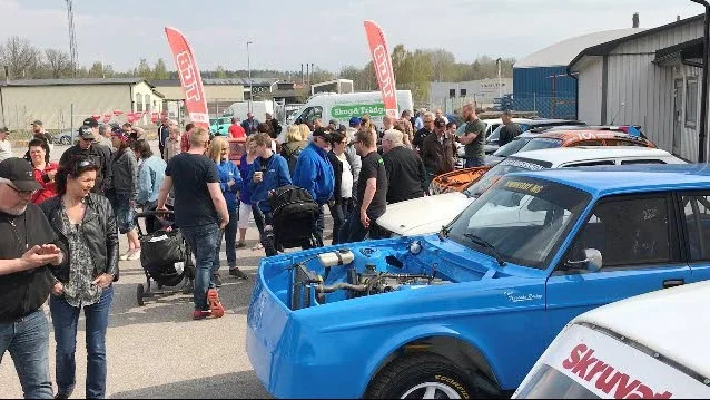 Vilket gensvar det blev, folk vallfärdade minst sagt till Odalområdet, där ett 30-tal ekipage samlats. Hobbybilar, sportbilar, raodracinghojar, bilar för folkrace, rally, rallycross, banracing, drifting, dragracing, ja till och med ribbåtar.