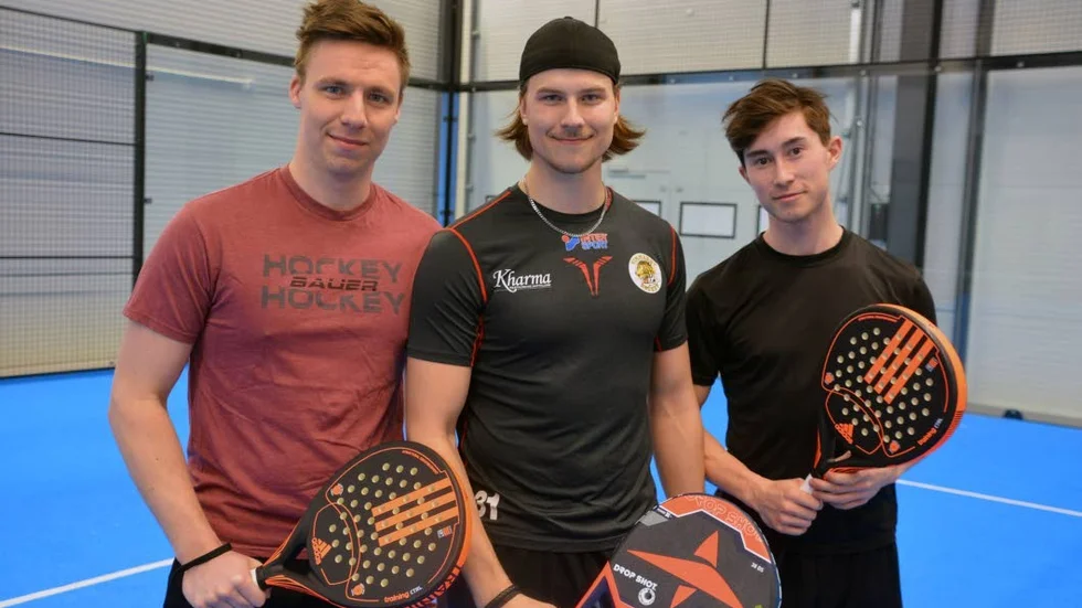 Vimmerby Hockey-trion Tomas Rydén, Jonathan Stålberg och Anton Carlsson var först ut att spela när Vimmerbys första padelhall slog upp sina portar på onsdagen.