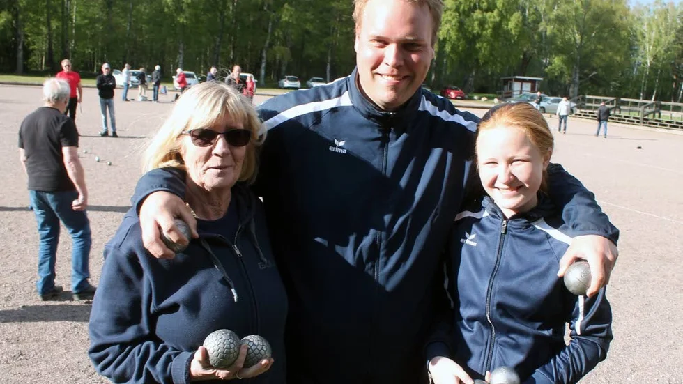 En kväll på Råssnäsudden. Inger Björling, Martin Dahl och Felicia Björling spelade boule för Lejonkulan när Boule von Platen höll i seriespel i Motala. Idrottsresan gjorde ett stopp vid banorna.