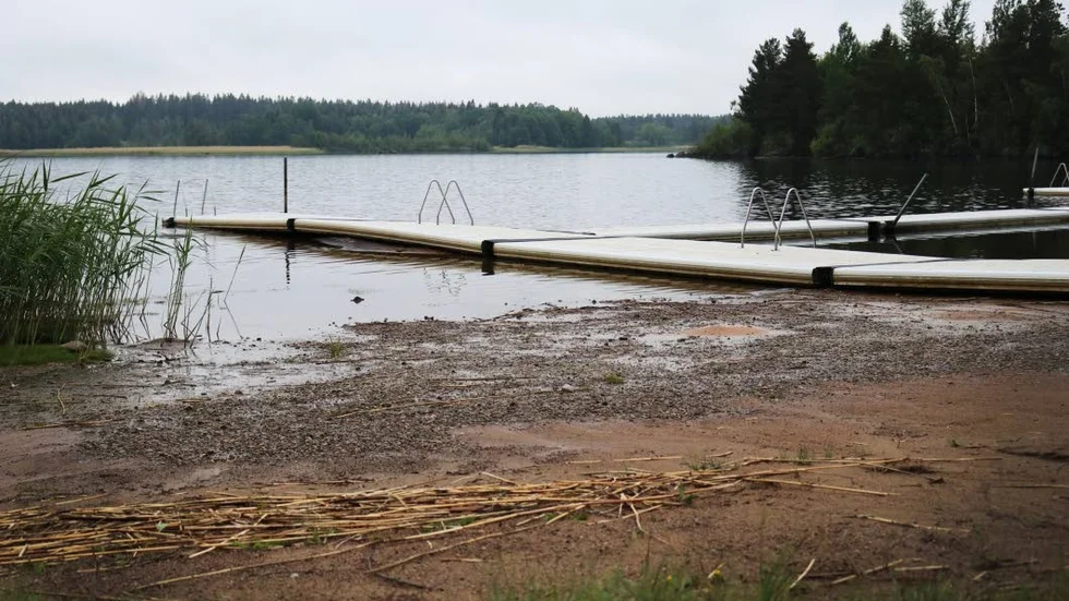 Torra somrar och snöfattiga vintrar sänker vattennivån i Visjön vilket gör det svårt att följa regleringsdirektiven.