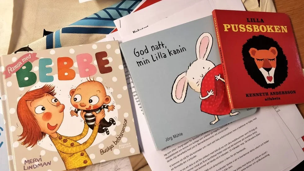 I påsen barnn får vid sex månader finns tre böcker och information om vikten av att läsa högt.