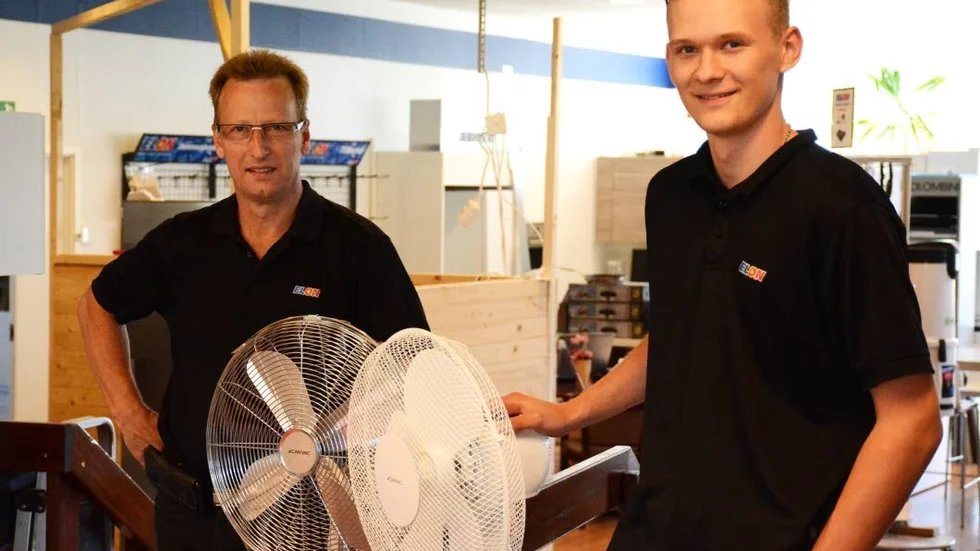 Mats Ståhl (till vänster) och Sebastian Karlsson märker av en klar ökning av försäljningen av fläktar och kylanläggningar när det är varmt ute.