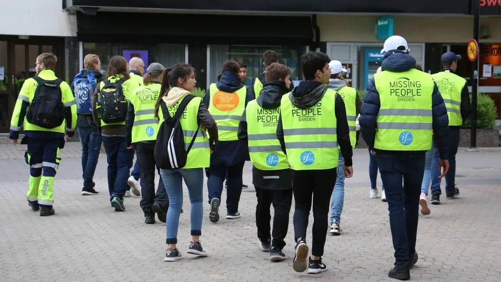 Närmare 70 personer i fyra grupper gav sig på fredagksvällen ut för att söka efter kvinnan, som varit försvunnen sedan i onsdags.