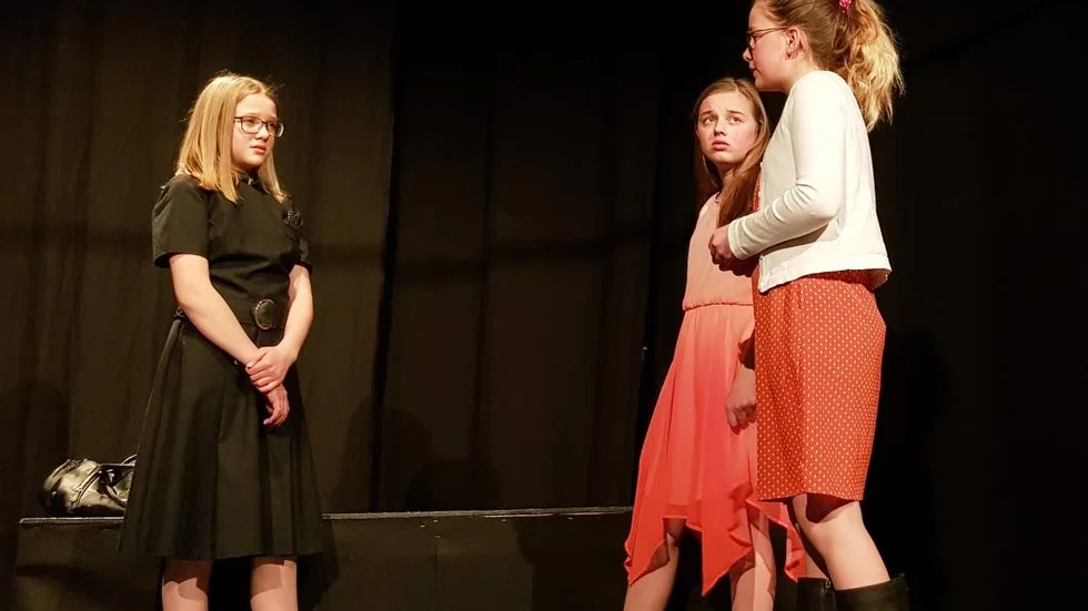 Sally (Melina Karlsson) och klasskompisarna (Alice Palmgård och Tintin Genfors).