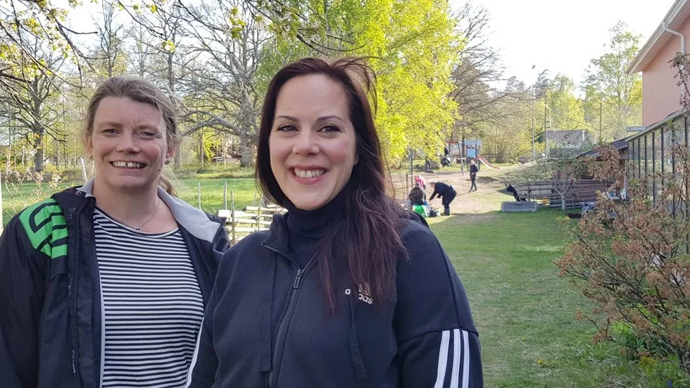 Lotten Eklöf-Sandell och Johanna Haskett på Tuna skolas gröna del av skollgården.