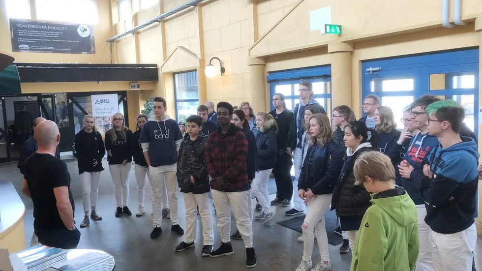 Besöket på Svenskt Rockarkiv i Hultsfred blev imponerande för gästerna från Hamburg. Arkivchefen Stefan Ölvebring visade runt.