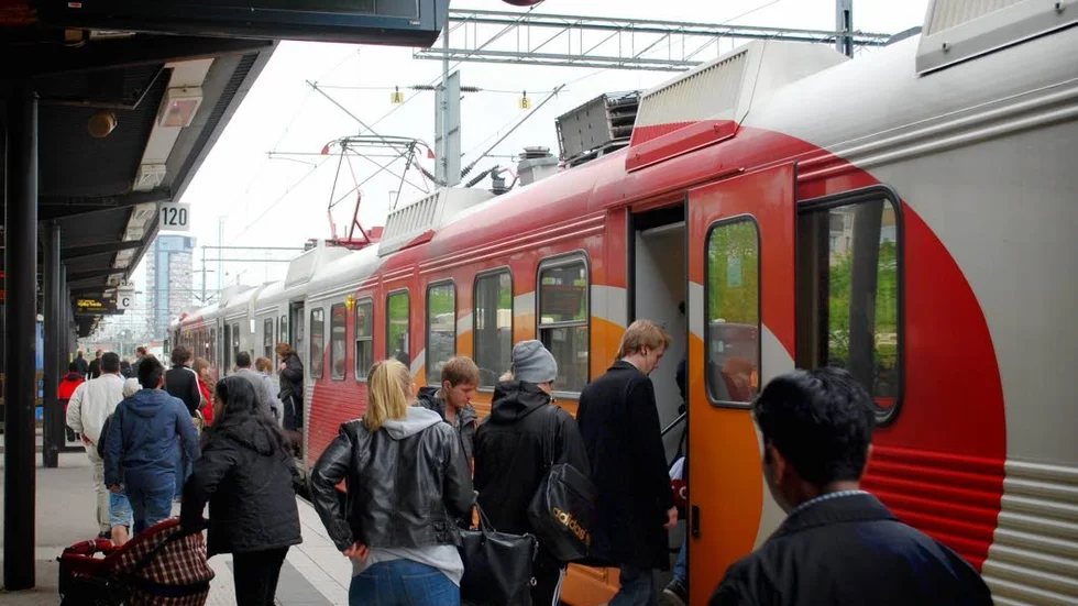 Trafikverket ska rengöra stenbädden som rälsen vilar på. Därför kommer vissa avgångar att ställas in helt.