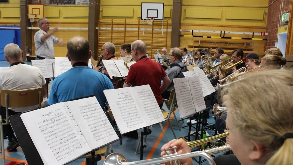 Tommy Friström dirigerar Åtvidabergs musikkår genom marscher och valser.