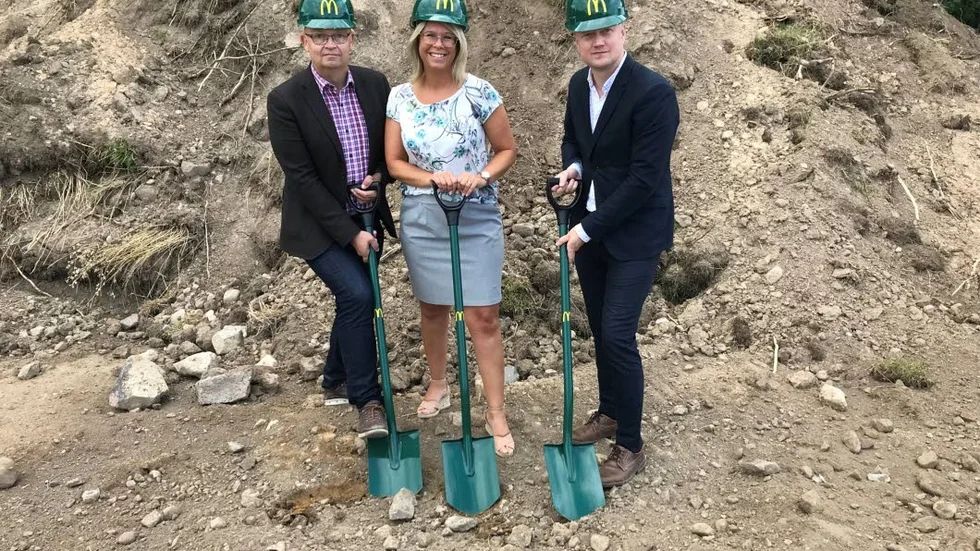 Per Widmark, byggchef på McDonalds, Annicki Oscarsson, kommunalråd Ödeshögs kommun och Andreas Larsson, etableringschef på McDonalds.