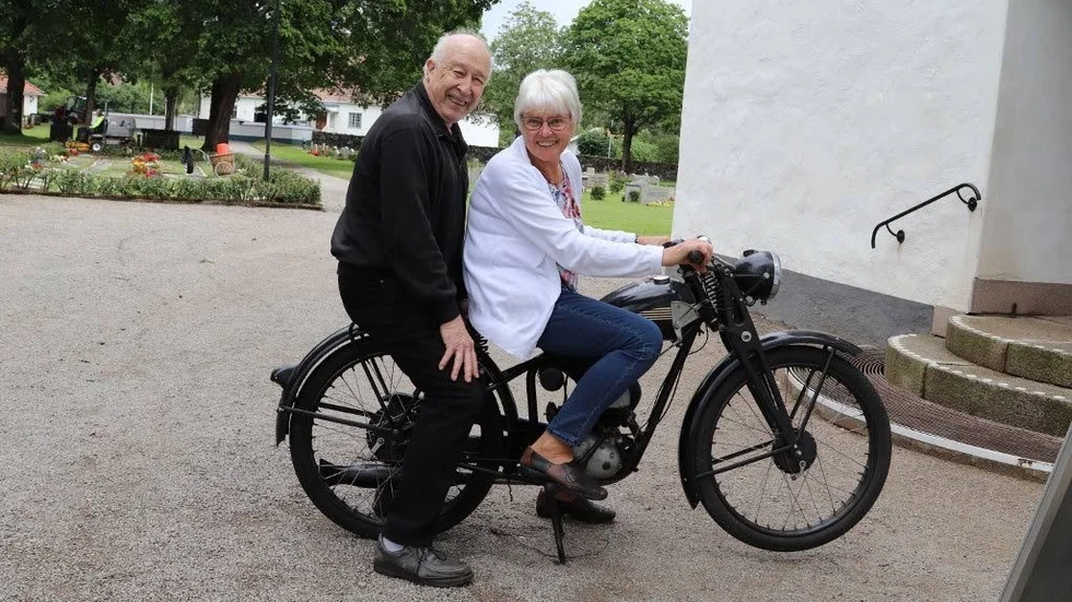 Sören Hugosson tog med sin veteranmotorcykel. Christina Westerström provsitter.