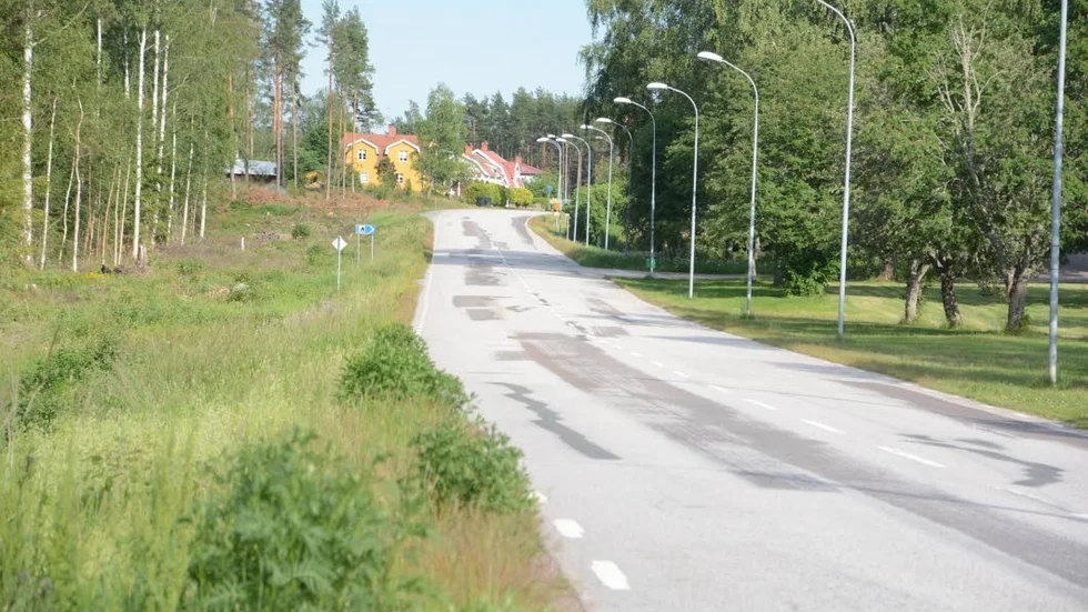 Det är röjt och klart intill Storgatan i Gullringen, men än är det oklart när man kan  sätta spaden i marken för att dra igång grävarbetet med den nya gång- och cykelvägen.