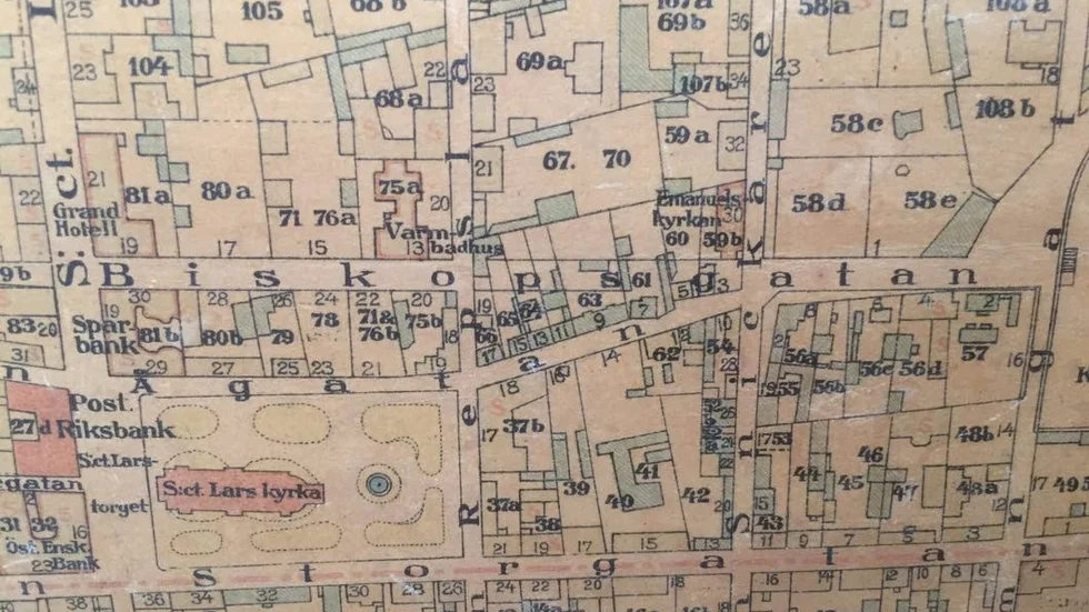 På 1914 års karta bär dagens Badhusgatan namnet Biskopsgatan. På kartan är även Biskopsgatans planerade sträckning genom kvarteret Bokbindaren markerad.