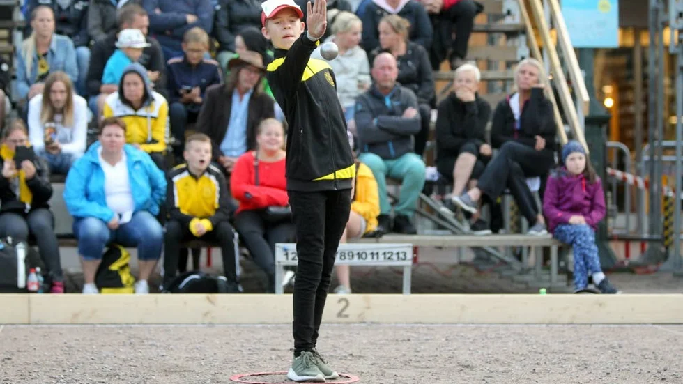 Oliver Thorell från Skövde tävlade i mixed trippel junior under måndagen. Han slutade tvåa med sitt lag Club la Boule de Trix.