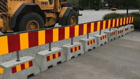 Stopp! Kommunen har stängt av Hyttgatan vid Gamla torget.