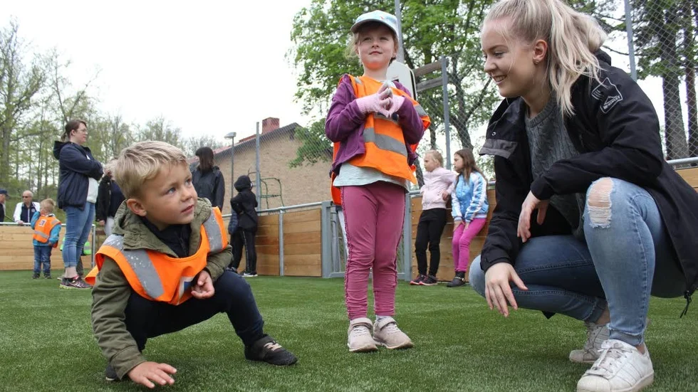 Alla sinnen var med. Adam Arvidsson känner på det mjuka konstgräset. På bilden också Svea Karlsson Kernen och Julia Jonsson på förskolan.