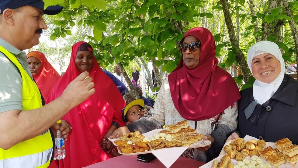 Provsmakning av kakor med Nawai Abdulmunem, Khadmalla Elsayed och Awatef Algerata.