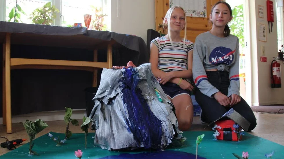 Stina Stenbäck och Meja Saaby Lürges Nielsen har tillsammans med Lo Lindblom tillverkat ett av de största konstverken under kollotveckan.