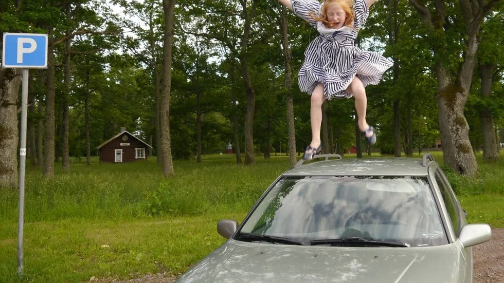 Majsan Stenström har en liten roll i Lukas Moodyssons första TV-serie, där hon spelar en arg tjej som inte vill gå till psykologen Gösta. Här har hon inspirerats av en scen som spelas in på festivalområdet i Hultsfred.