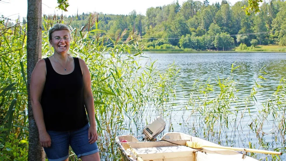 Maria Svensson bor tillsammans med sin sambo på Stäckö gård och en bit från huset har de den här utsikten.