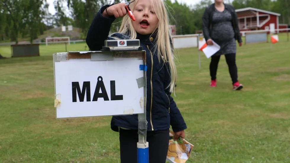 Sofie Kjällander spurtar i mål i Målilla OKs orienteringsrunda. Ett led i föreningens 60-årsålder.