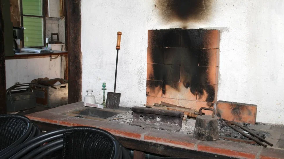 Den anrika smedjan ger pubarrangemangen en unik miljö. Än i dag praktiseras smideshantverket.