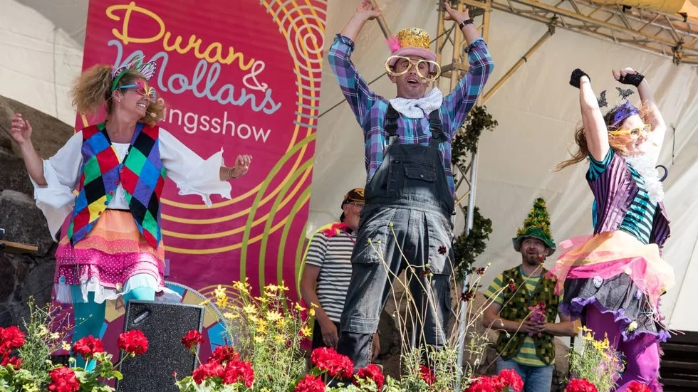 Duran och Mollan bjöd på fartfylld show i Västervik. Runt 800 personer besökte gratiskonserten som arrangerades av Föreningen Visan.