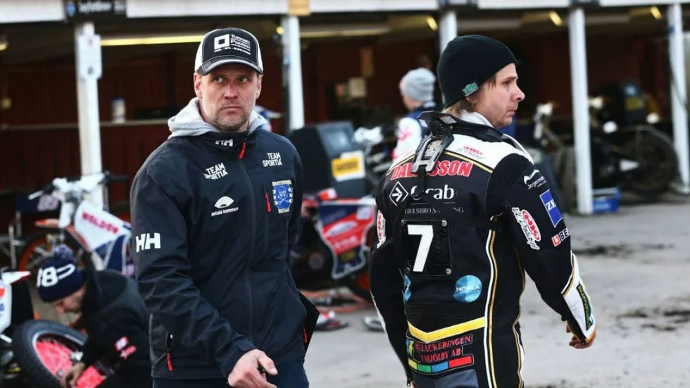 SVÄNGER OM. Lagledaren Stefan Andersson skill ger samma sjua chansen igen, men vaskar om rejält i positionerna i Piraternas lag mot Indianerna.