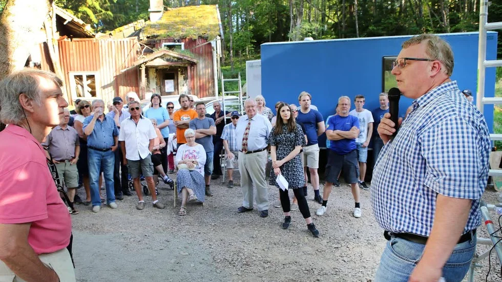 Ägaren Andrew Johnston, t.h, i samtal med Erik Sjölander från Fisk- och Vattenvård i Norrland AB som bland annat ska elfiska i Vervelån för att se vad det finns för fisk.