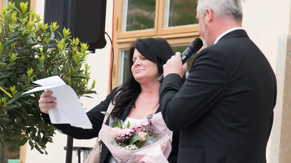 Susanne Clintholt, ägare av Mantica, tog emot pris för ”Bästa serviceföretag”. Tobias Ahlstedt från Västervik Framåt håller i trådarna.